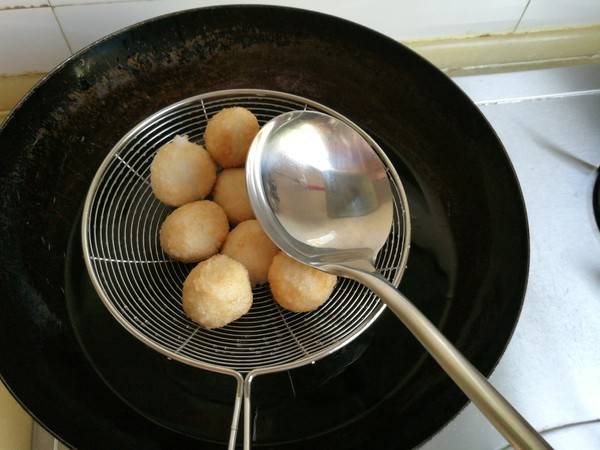 炸元宵怎么炸不崩(炸元宵时怎样能让元宵不炸开呀？)