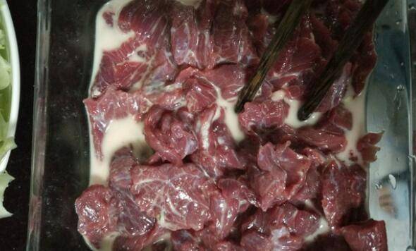 水煮牛肉的做法(水煮牛肉的做法是怎样的?哪些步骤是必不可少的?)