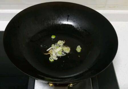 怎么做烧肉块(黄花菜烧肉块的做法