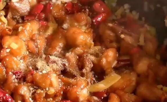 辣子鸡丁怎么做(如何做辣子鸡，越详细越好)