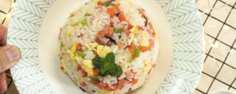 蛋炒饭怎么炒(蛋炒饭怎么炒出一粒一粒)