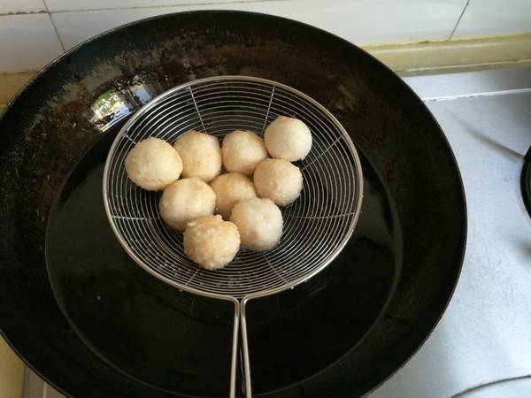 炸元宵怎么炸不崩(炸元宵时怎样能让元宵不炸开呀？)