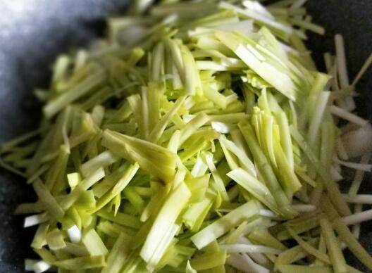 小墨鱼仔怎么做好吃又简单(目鱼仔怎么做)