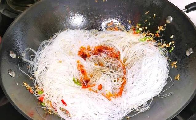 粉丝怎么炒不粘在一起(炒粉条特别容易粘锅