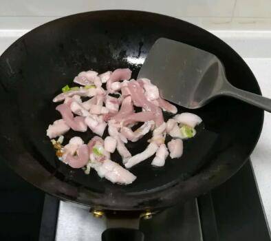 怎么做烧肉块(黄花菜烧肉块的做法
