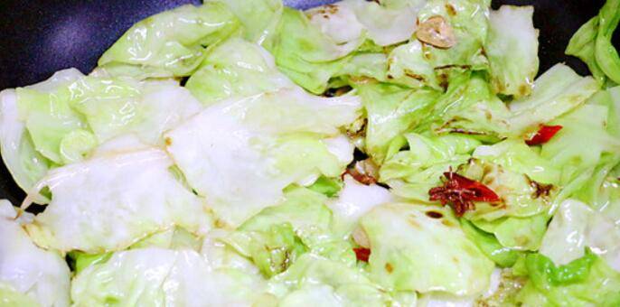 怎么炒卷心菜(炒包菜怎么做)