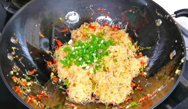 粉丝怎么炒不粘在一起(炒粉条特别容易粘锅
