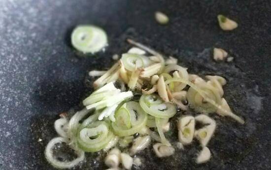 小墨鱼仔怎么做好吃又简单(目鱼仔怎么做)