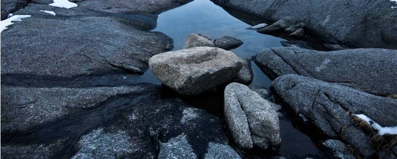 岩石的组成(地壳有哪些岩石组成?)