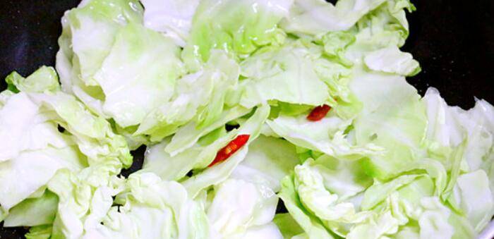 怎么炒卷心菜(炒包菜怎么做)
