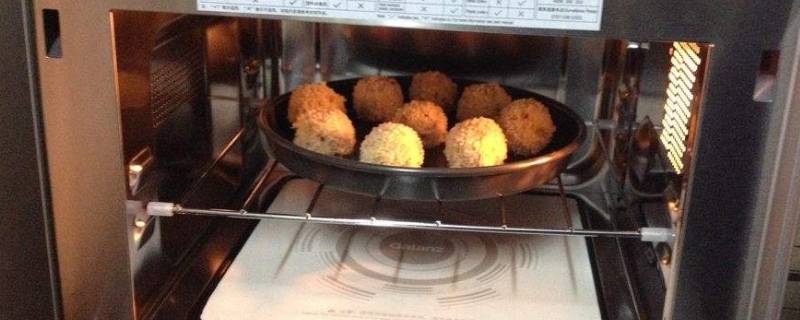 锡纸可以放微波炉吗(锡纸可以放微波炉吗？使用微波炉的9个禁忌 )