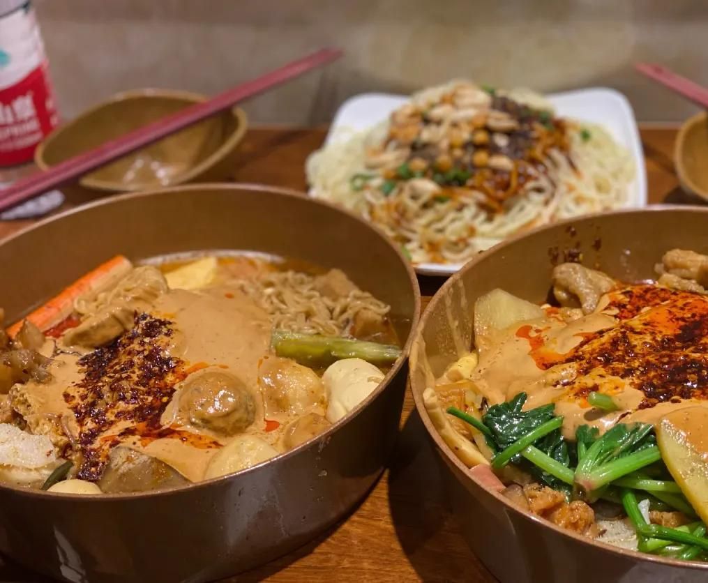 菜品汤底大不同！跟着我们挑选你秋天的第一碗麻辣烫吧