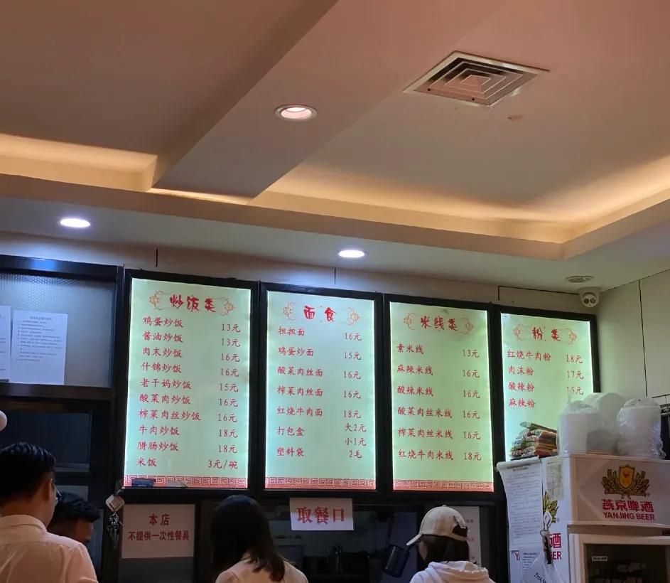 菜品汤底大不同！跟着我们挑选你秋天的第一碗麻辣烫吧