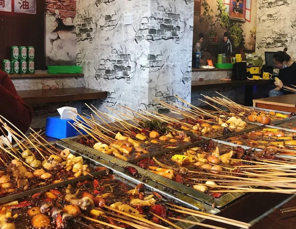 菜品汤底大不同！跟着我们挑选你秋天的第一碗麻辣烫吧