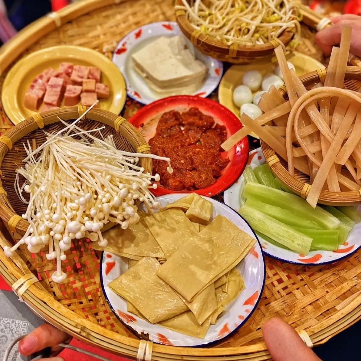 菜品汤底大不同！跟着我们挑选你秋天的第一碗麻辣烫吧
