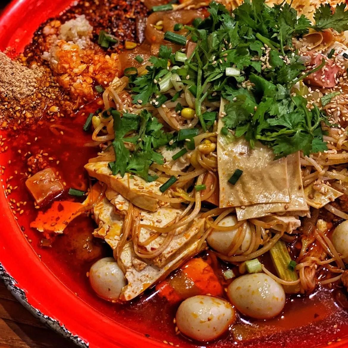 菜品汤底大不同！跟着我们挑选你秋天的第一碗麻辣烫吧