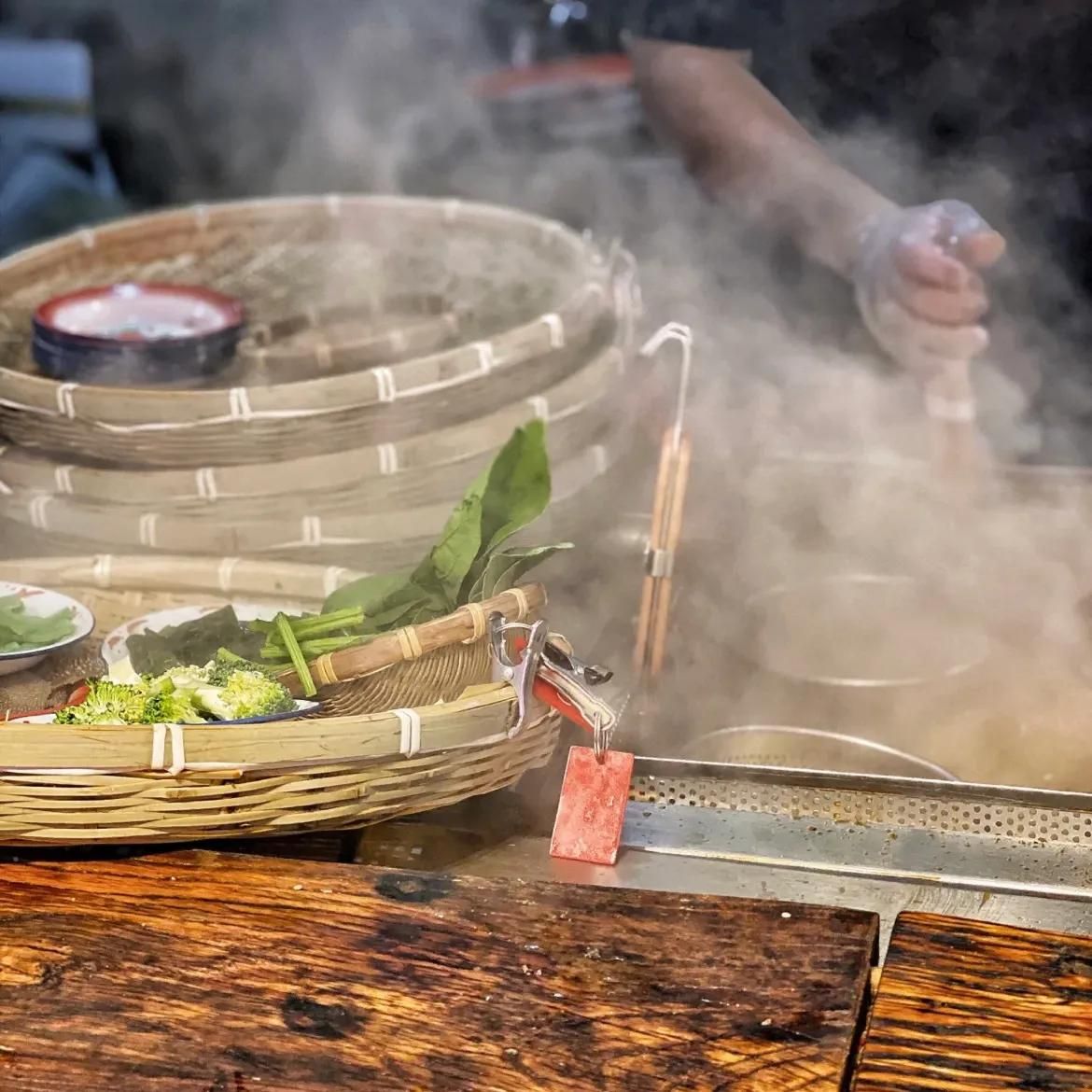 菜品汤底大不同！跟着我们挑选你秋天的第一碗麻辣烫吧