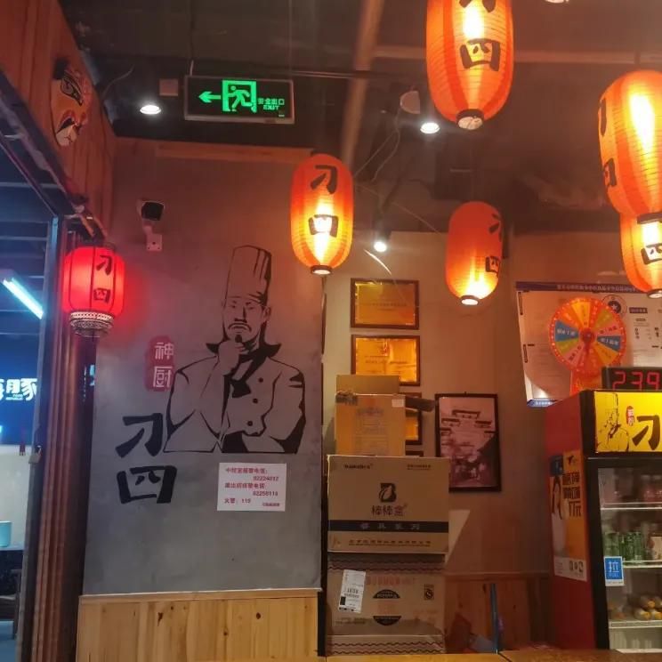 菜品汤底大不同！跟着我们挑选你秋天的第一碗麻辣烫吧