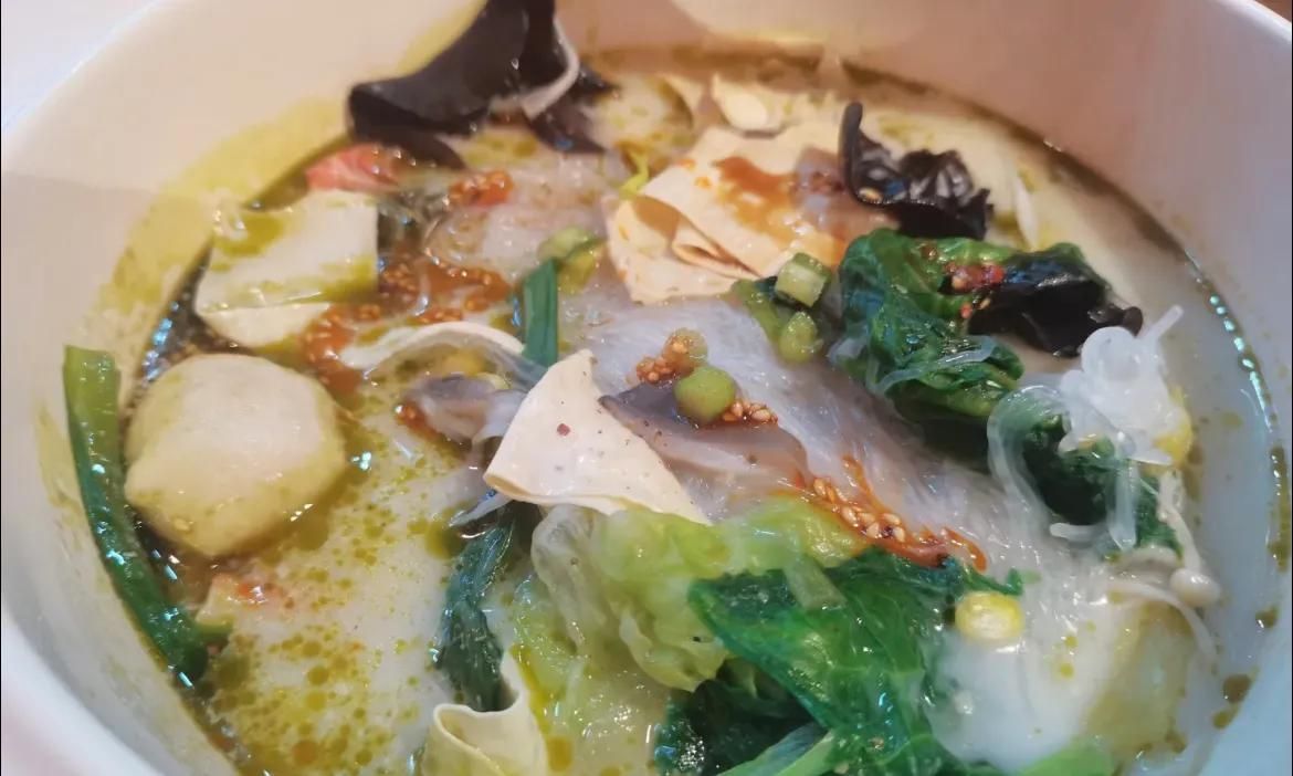 菜品汤底大不同！跟着我们挑选你秋天的第一碗麻辣烫吧